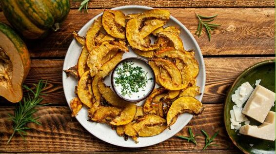 assiette de croustilles de courge sur une table