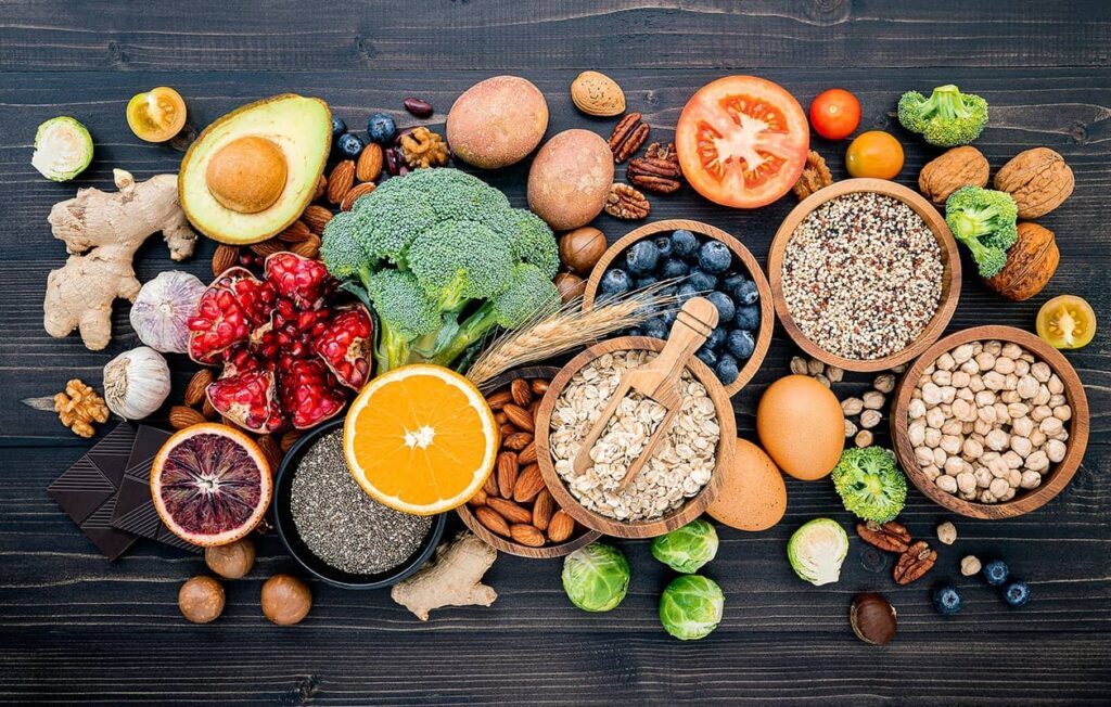 Image de différents aliments sur fond cris foncé