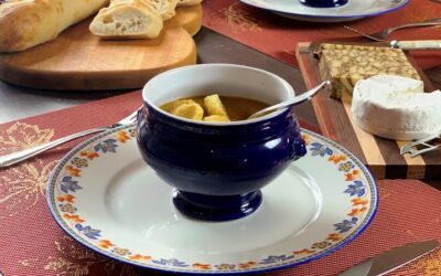 Potage de courge rôtie garni de noix de pin