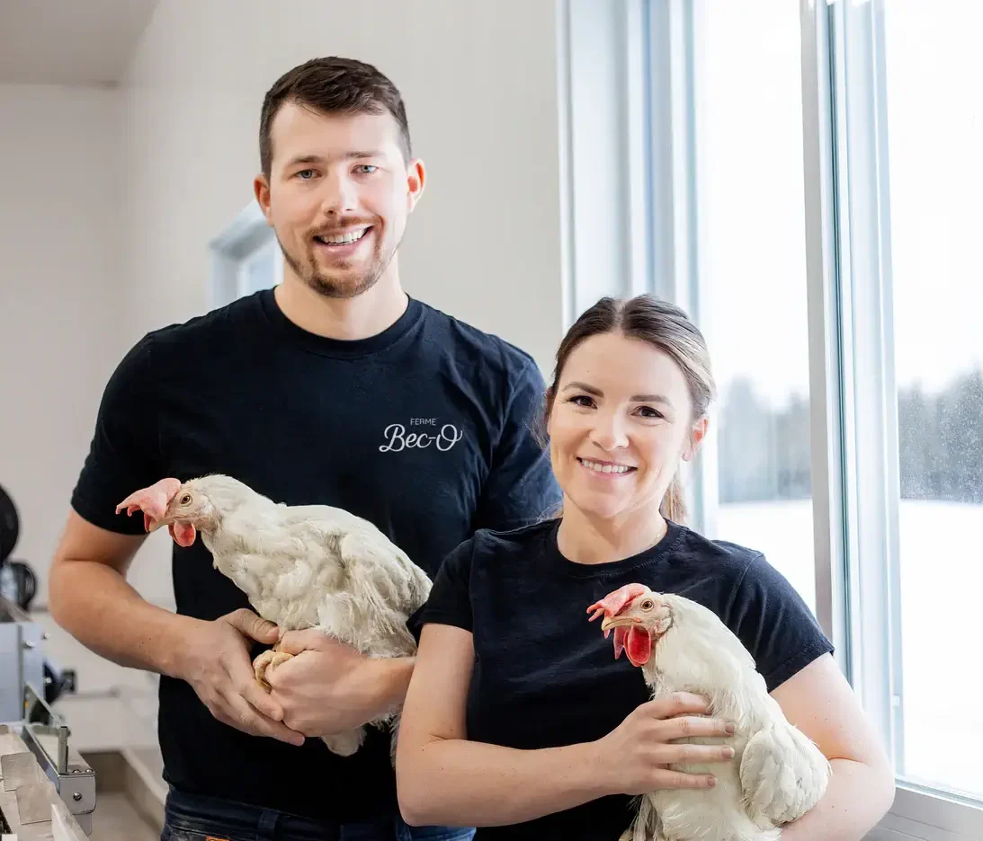 Samuel Lantôt et Delphie Gendreau avec leurs poules de la Ferme Bec-O Lanctôt - Coop Alentour